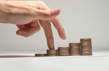 Fingers-Walking-Up-Coins-e214a22c9eb6c5540558a0e19af847b3.jpg